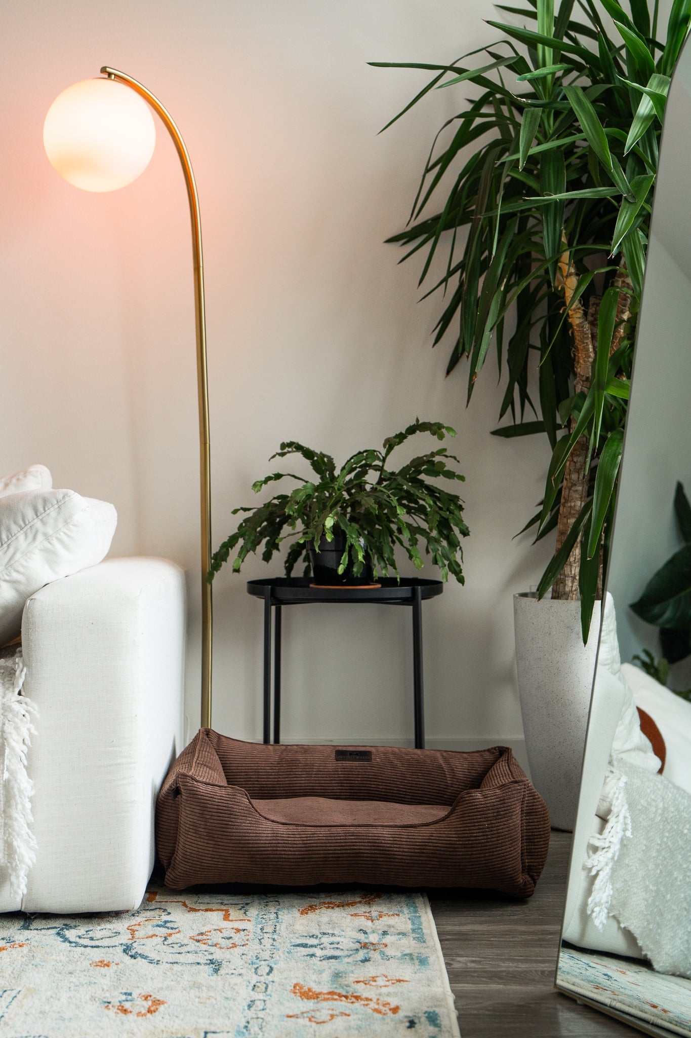 Chester & Lee | Milk Chocolate Sleeper Dog Bed